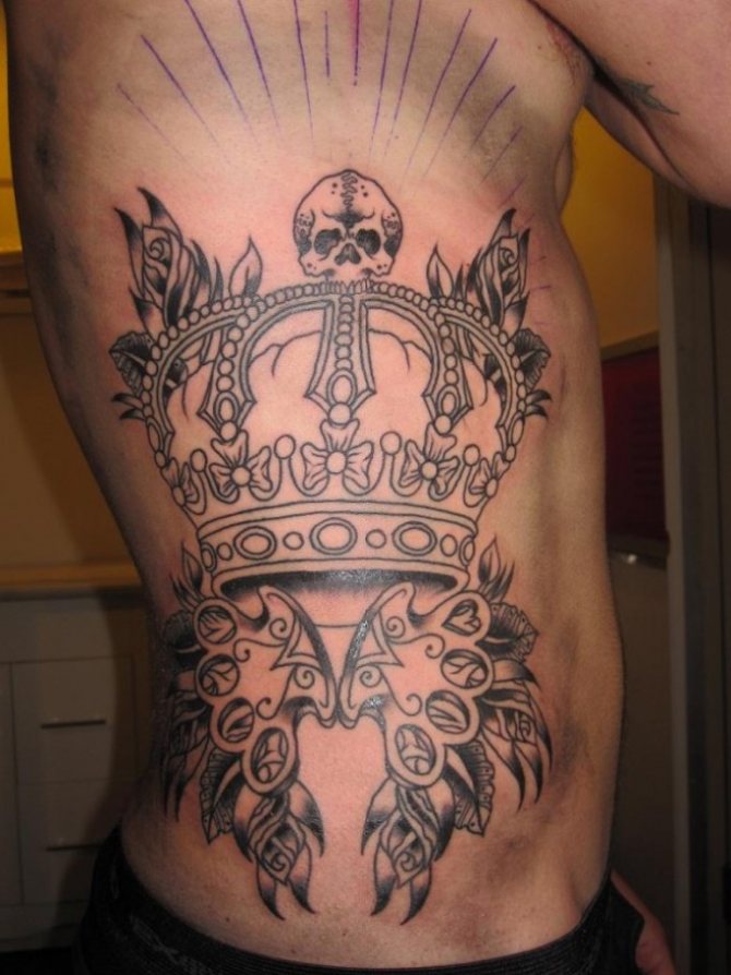 Couronne tatouée sur le côté masculin