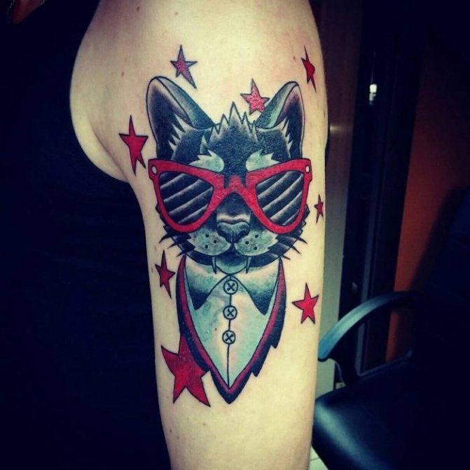 Tatouage de chat avec lunettes de soleil sur l'avant-bras