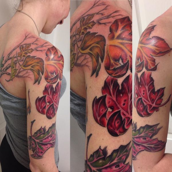 Tatouage de feuilles rouges et orange sur l'épaule d'une fille