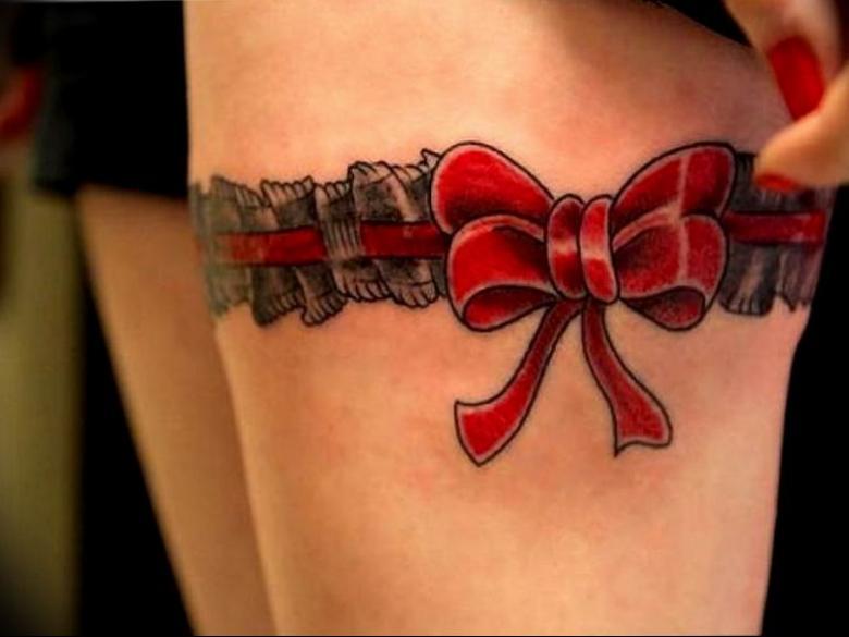 Tatouage d'un arc rouge