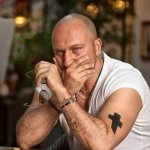 Tatouage d'une croix par Dmitry Nagiev
