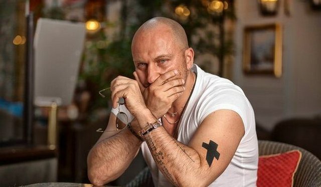 Tatouage de la croix Dmitry Nagiev