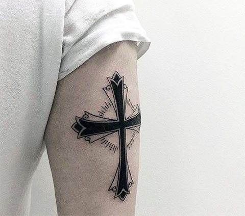 Tatouage de croix sur le bras