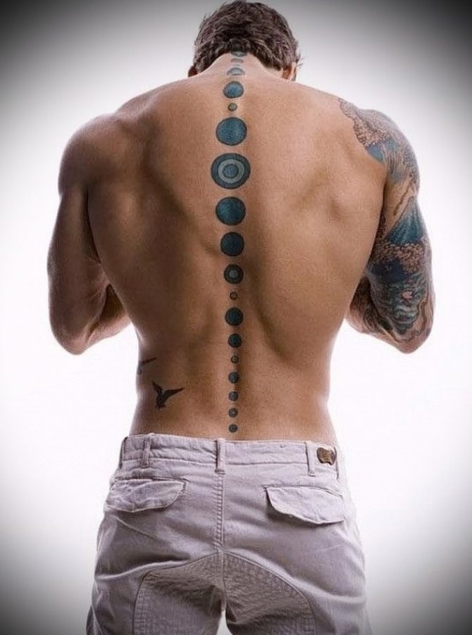 Cercles tatoués sur la colonne vertébrale des hommes