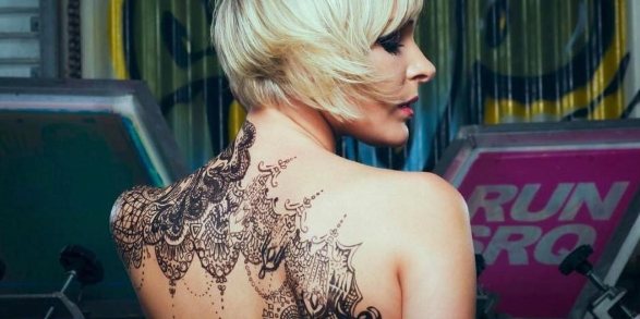 Tatouage de dentelle sur le dos d'une fille