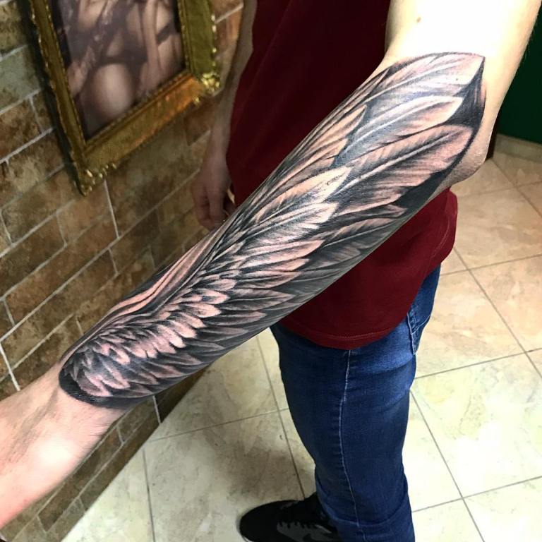Tatouage d'ailes sur la main