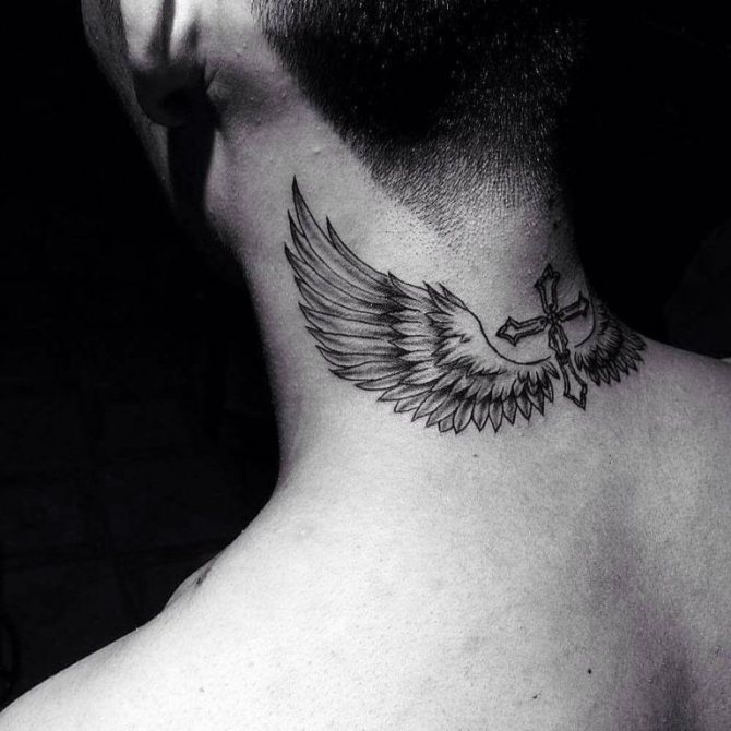 Tatouage d'ailes avec une croix