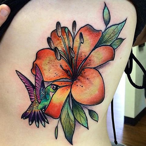 Tatouage de nénuphar sur le côté