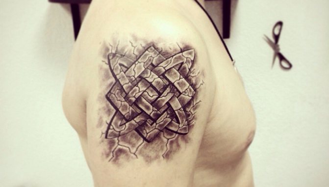 Tatouage du carré de Svarog sur son épaule.