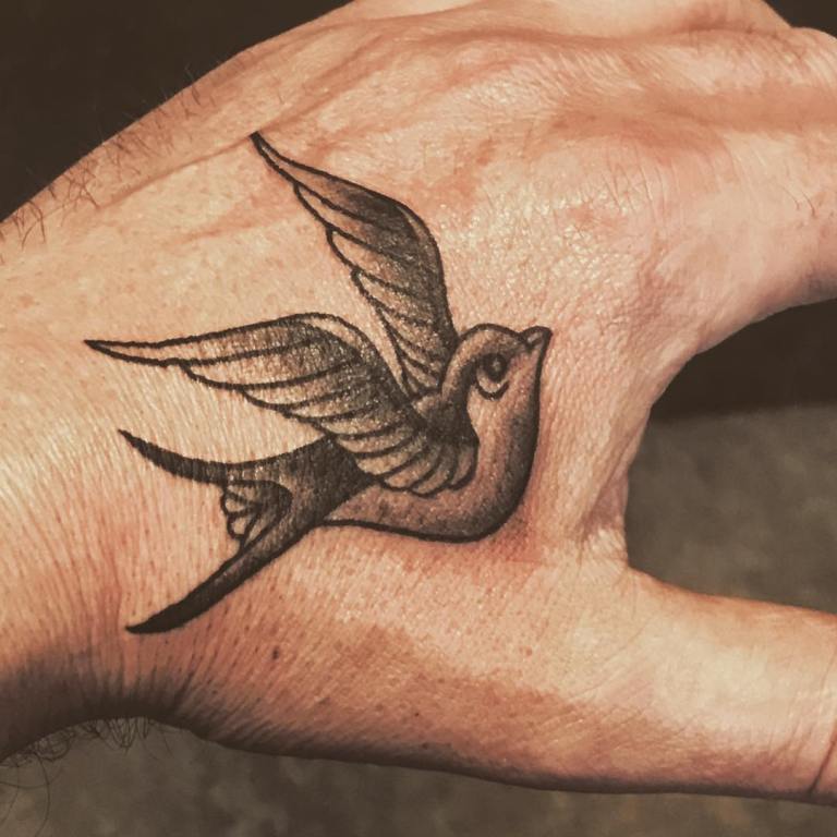 Tatouage d'une hirondelle