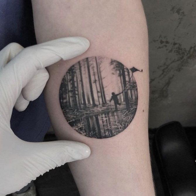 Tatouage d'une forêt sur son bras