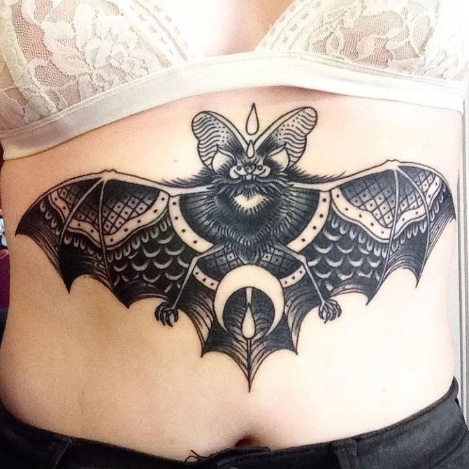 Tatouage de chauve-souris sur la porte arrière