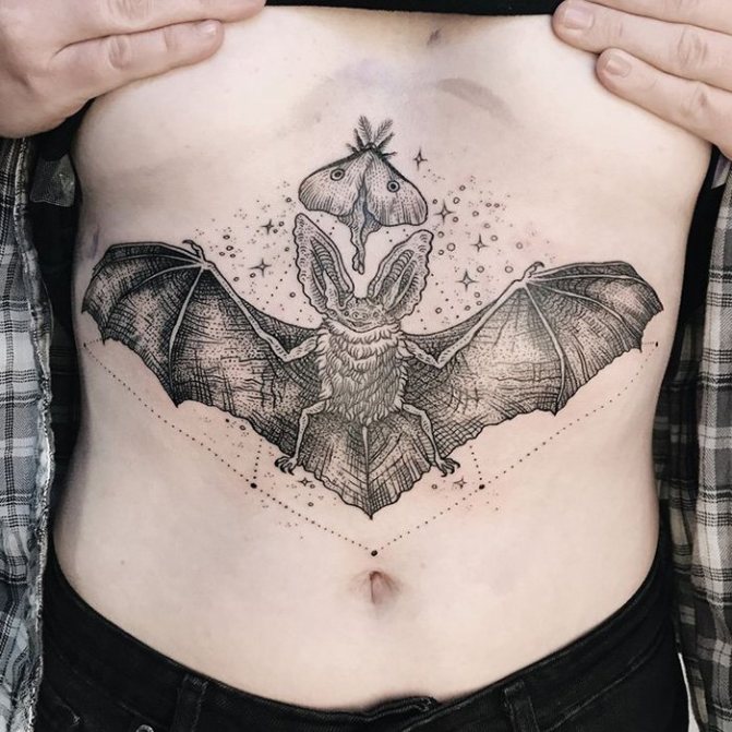 Bat linvorq tatouage sur la poitrine