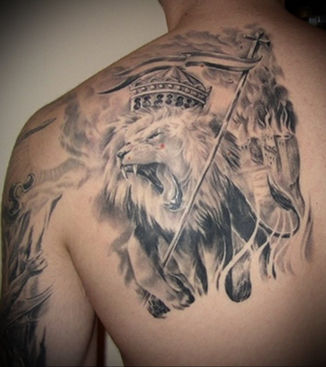 Tatouage d'un lion sur l'omoplate d'un homme