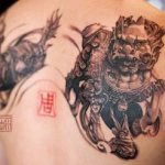 Tatouage d'un lion-gardien