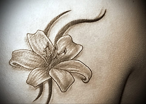 Tatouage d'un lys
