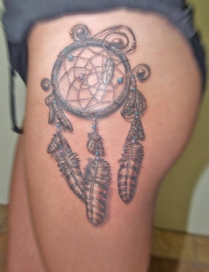 Tatouage d'un attrape-rêves sur sa cuisse