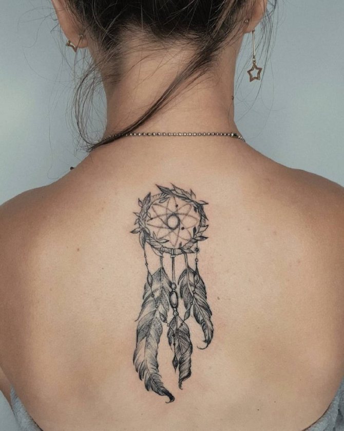 Tatouage d'un capteur de rêves féminin