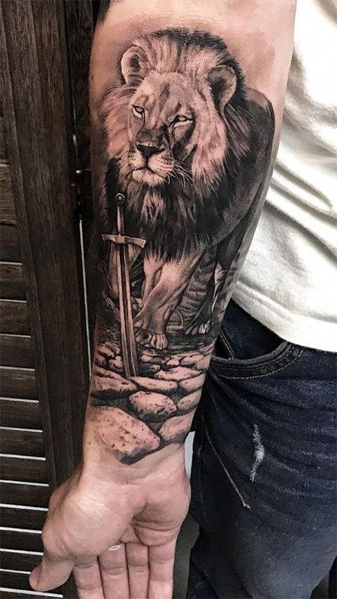 Tatouage de lion sur le bras - une variante masculine avec sujet