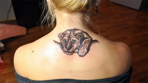Tatouage d'un lion sur le dos d'une fille