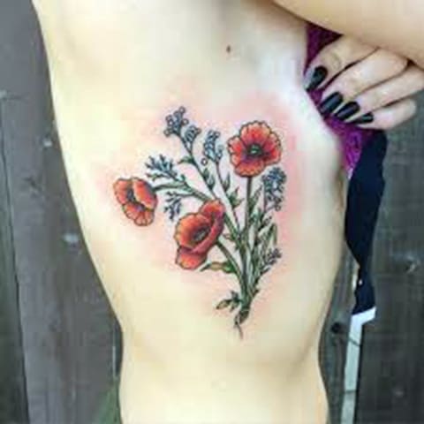 Coquelicots sur le côté d'une fille - photo