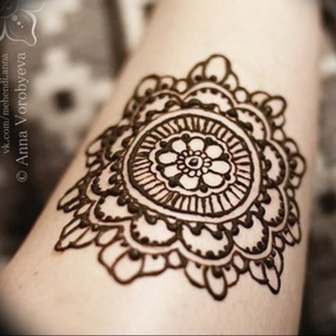 tatouage mandala blackwork sur l'avant-bras