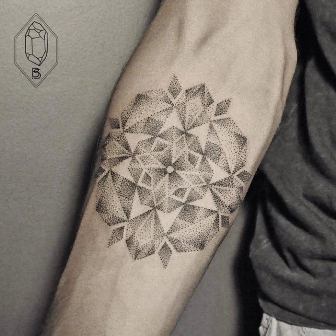 tatouage mandala dotwork sur l'avant-bras
