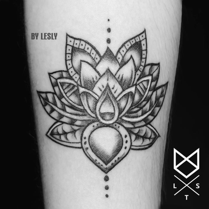 Tatouage mandala dotwork sur le bras