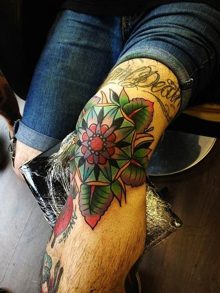 Tatouage d'un mandala sur le genou d'un homme