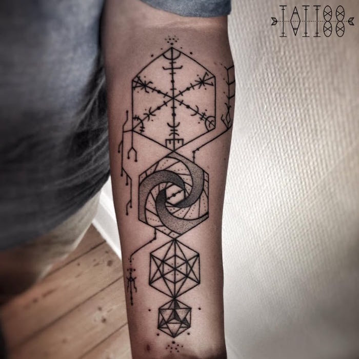 Tatouage d'un mandala avec des runes sur la main