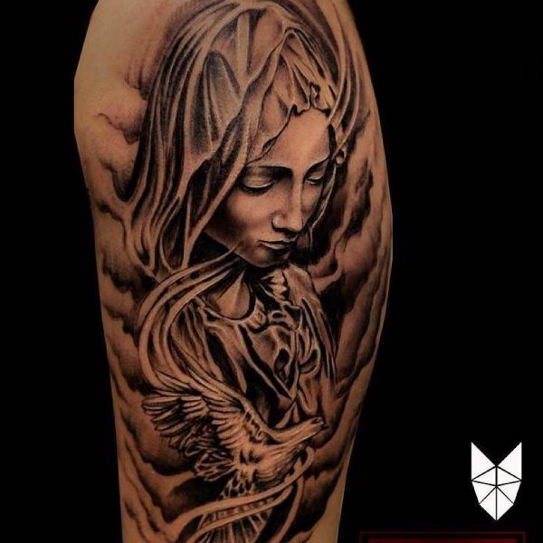 Tatouage de la Vierge avec un oiseau