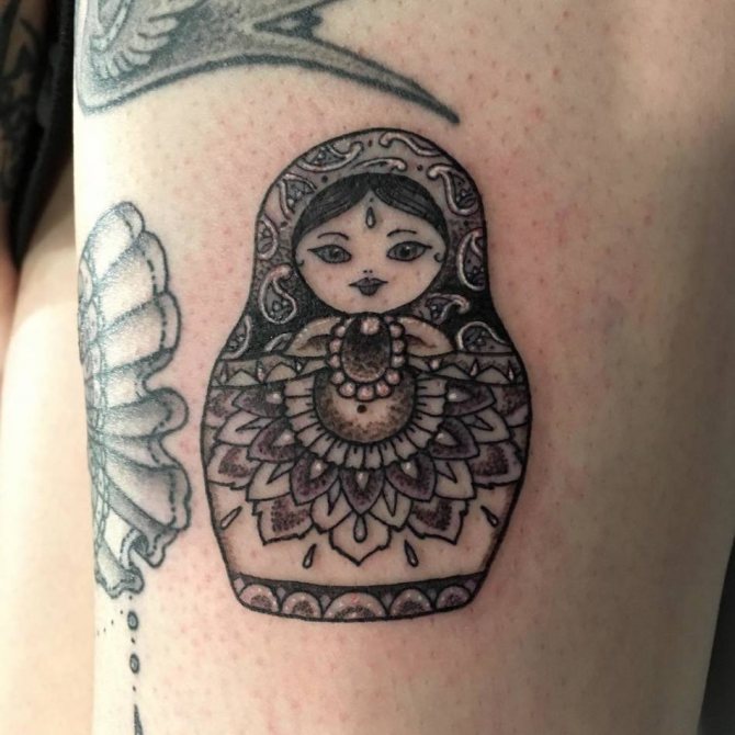 Tatouage de la Matryoshka sur la cuisse d'un homme