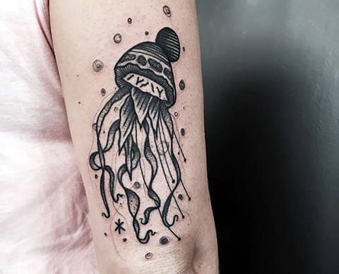 Méduse tatouée sur le bras - photo