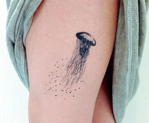 Tatouage de méduse sur la jambe d'une fille