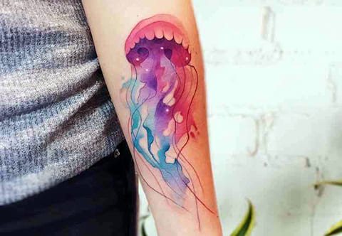 Tatouage de méduse aquarelle sur le bras