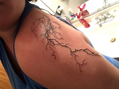 Tatouage d'éclair à l'épaule