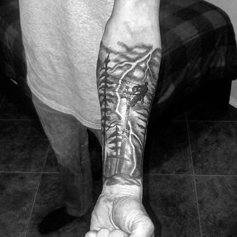 Tatouage d'un éclair sur l'avant-bras