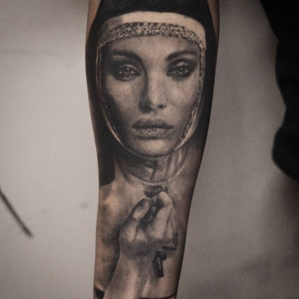 Tatouage de nonne avec des lèvres pleines