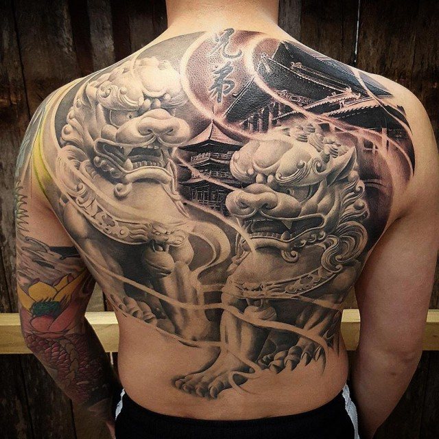 Un tatouage peut être une œuvre d'art, même s'il a un thème religieux différent, mais ce que la personne y met est important.