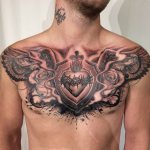 Tatouage sur la poitrine pour homme