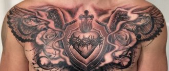 Tatouage d'un homme sur la poitrine