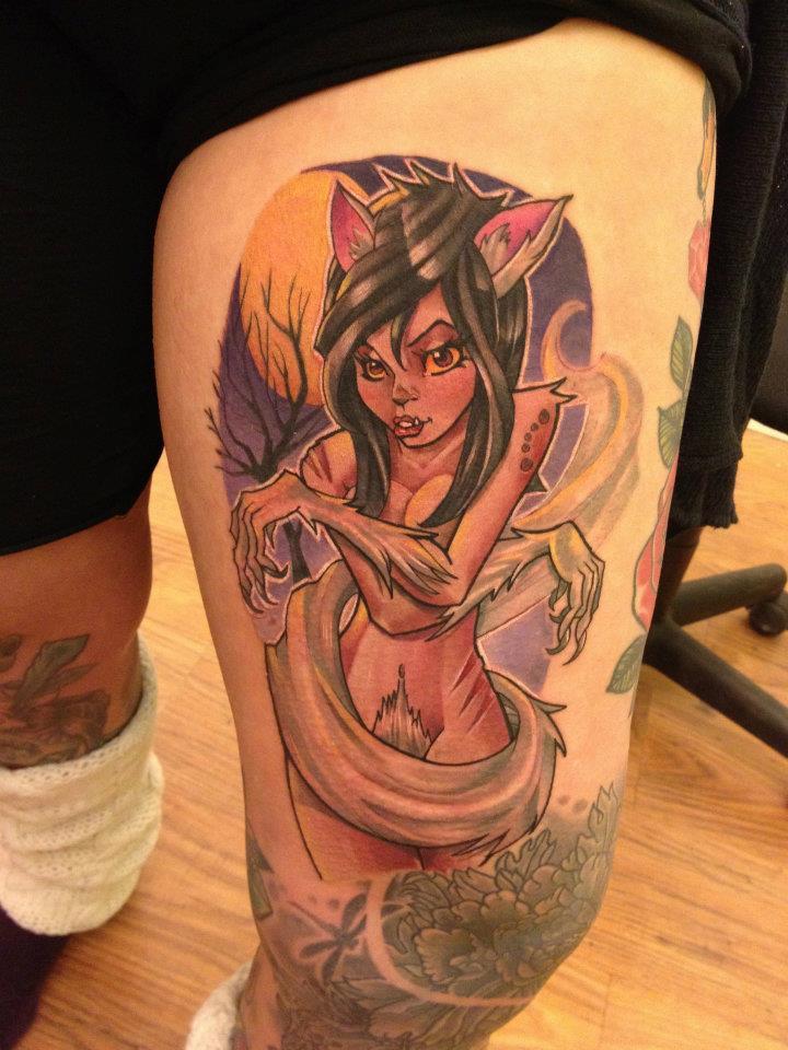 Tatouage d'une fille loup-garou sur sa cuisse