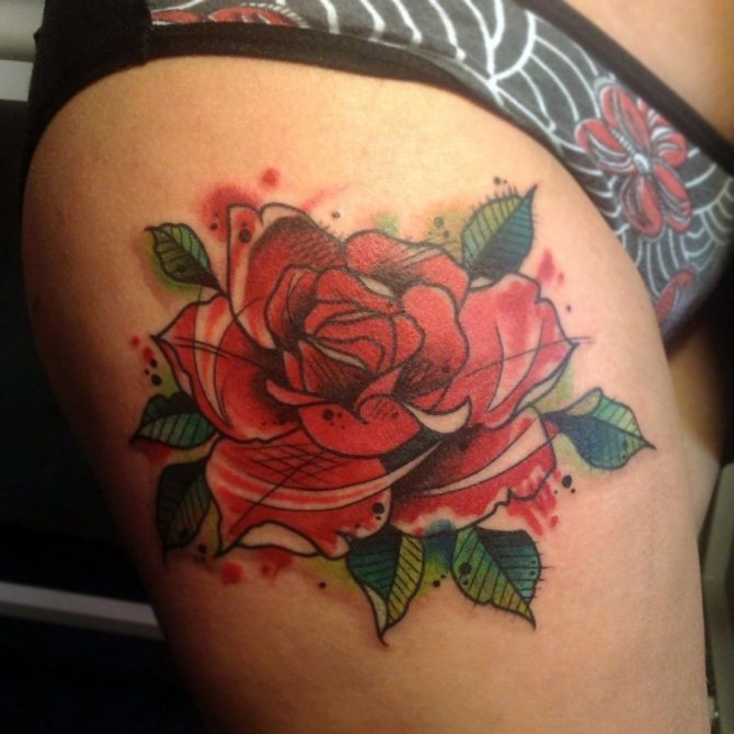 Tatouage d'une rose sur la hanche