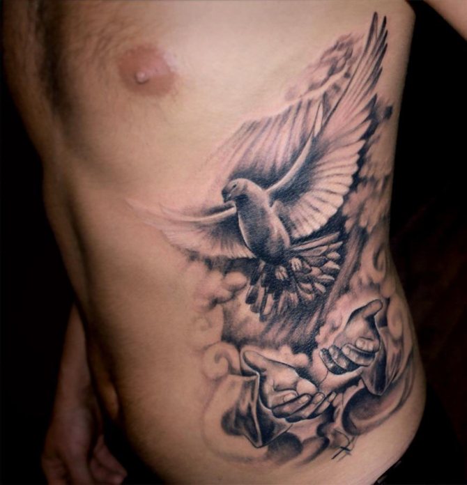 Tatouage d'une colombe sur le côté