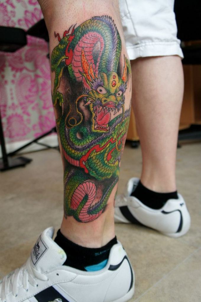 Tatouage de tibia de dragon