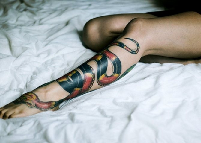 Serpent tatoué sur le mollet