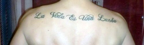 la vida es una lucha (la vie est une lutte) tatouage en espagnol