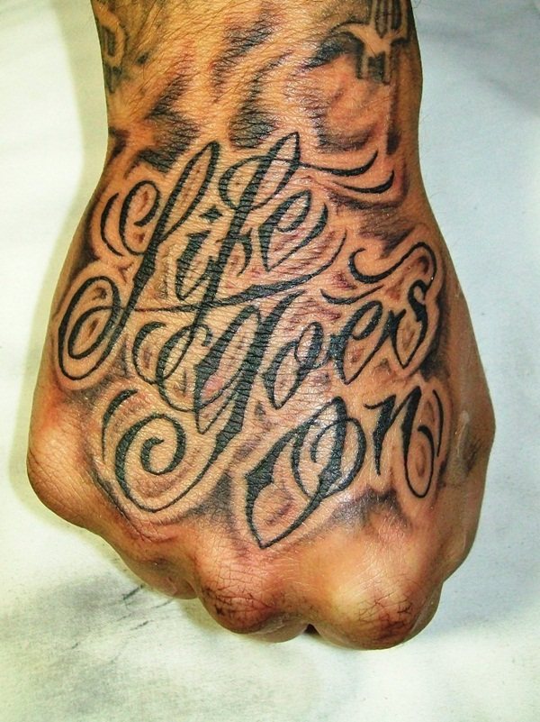 Tatouage masculin sur le poignet