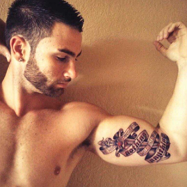 Tatouage sur le biceps gauche