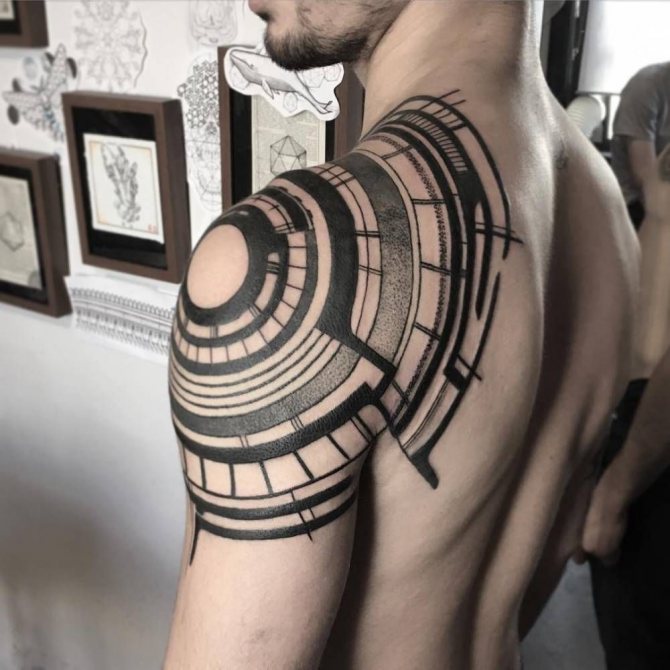 Tatouage sur l'épaule gauche d'un homme